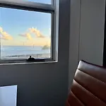 Surfers Paradise Ocean View Apartment With Pool & Lift Access