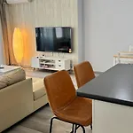 Surfers Paradise Ocean View Apartment With Pool & Lift Access