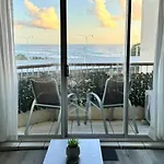 Surfers Paradise Ocean View Apartment With Pool & Lift Access