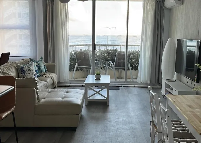 Surfers Paradise Ocean View Apartment With Pool & Lift Access