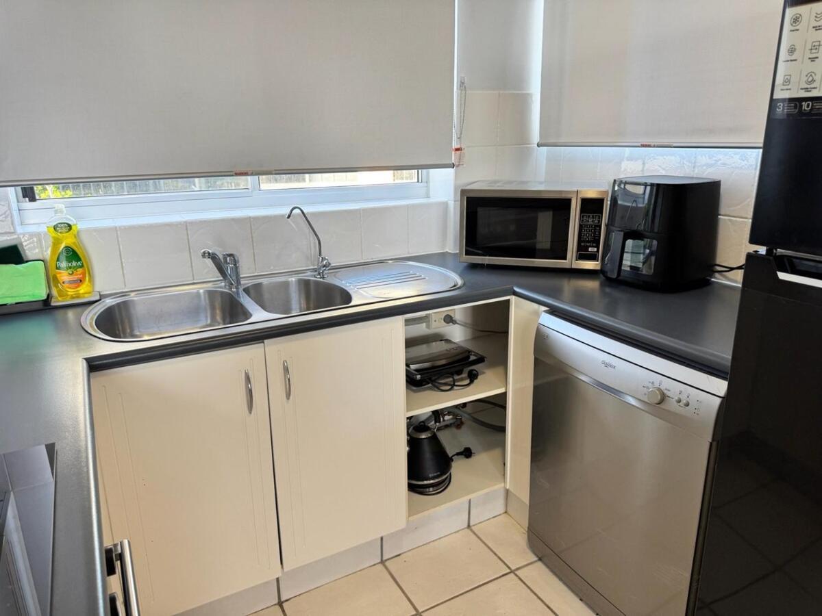 Surfers Paradise Ocean View With Pool & Lift Access