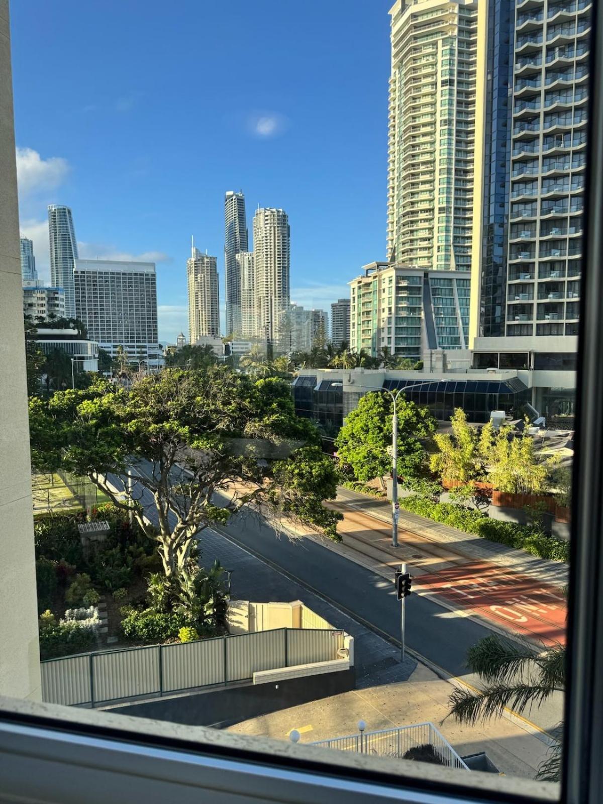 Apartment Surfers Paradise Ocean View With Pool & Lift Access *